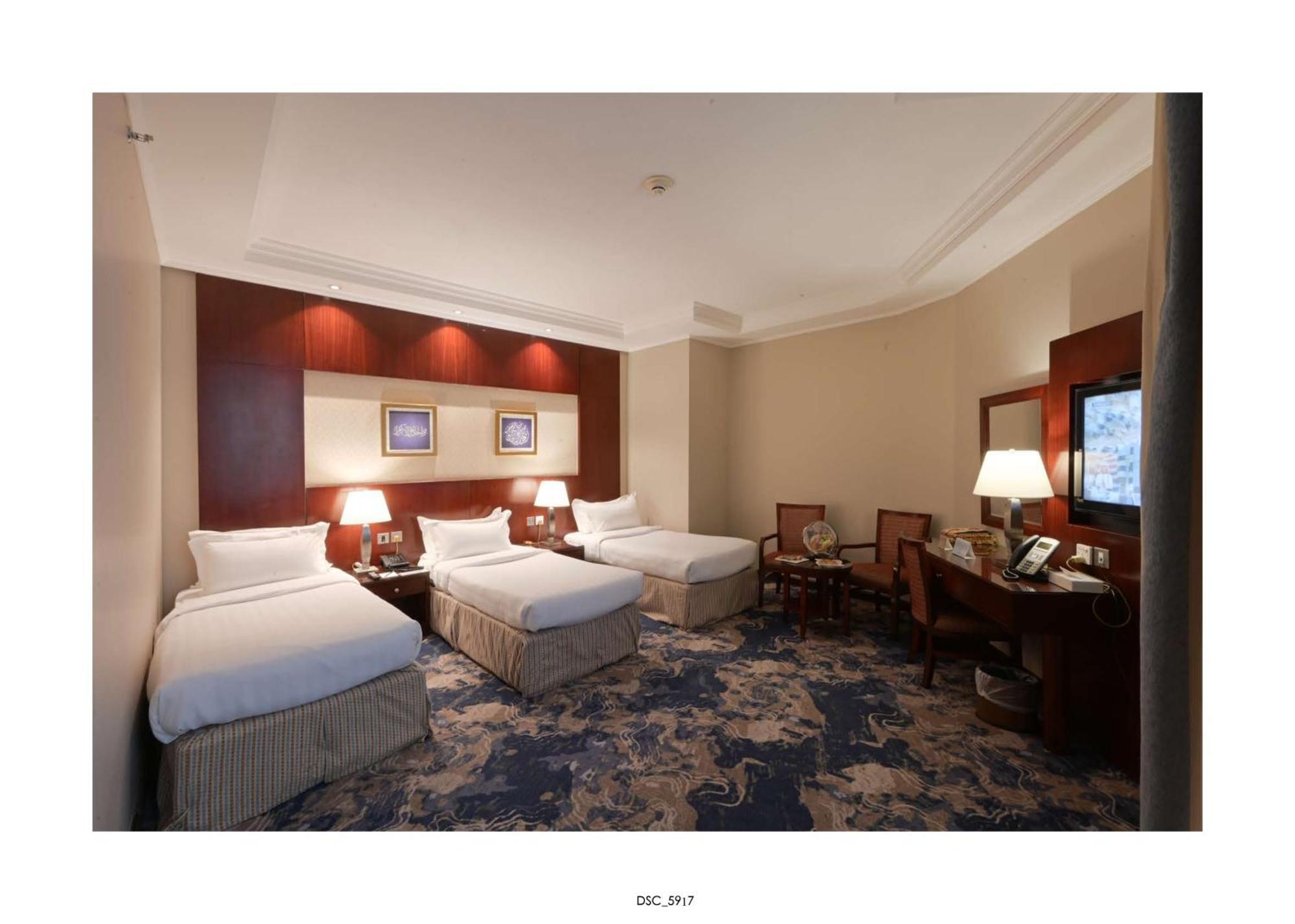 Emaar Royal Hotel Medina Bagian luar foto A room at the hotel