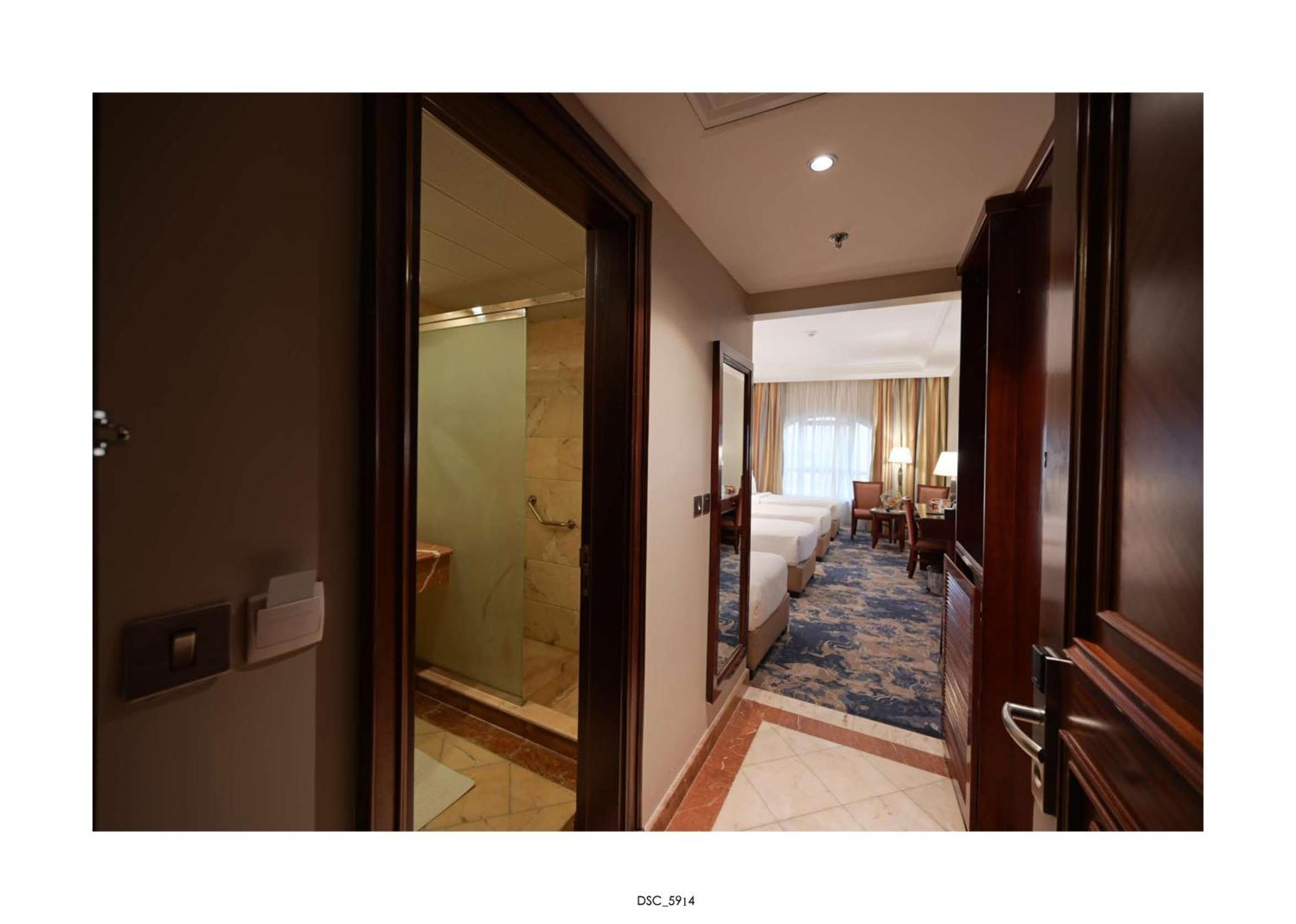 Emaar Royal Hotel Medina Bagian luar foto A guest room at the hotel