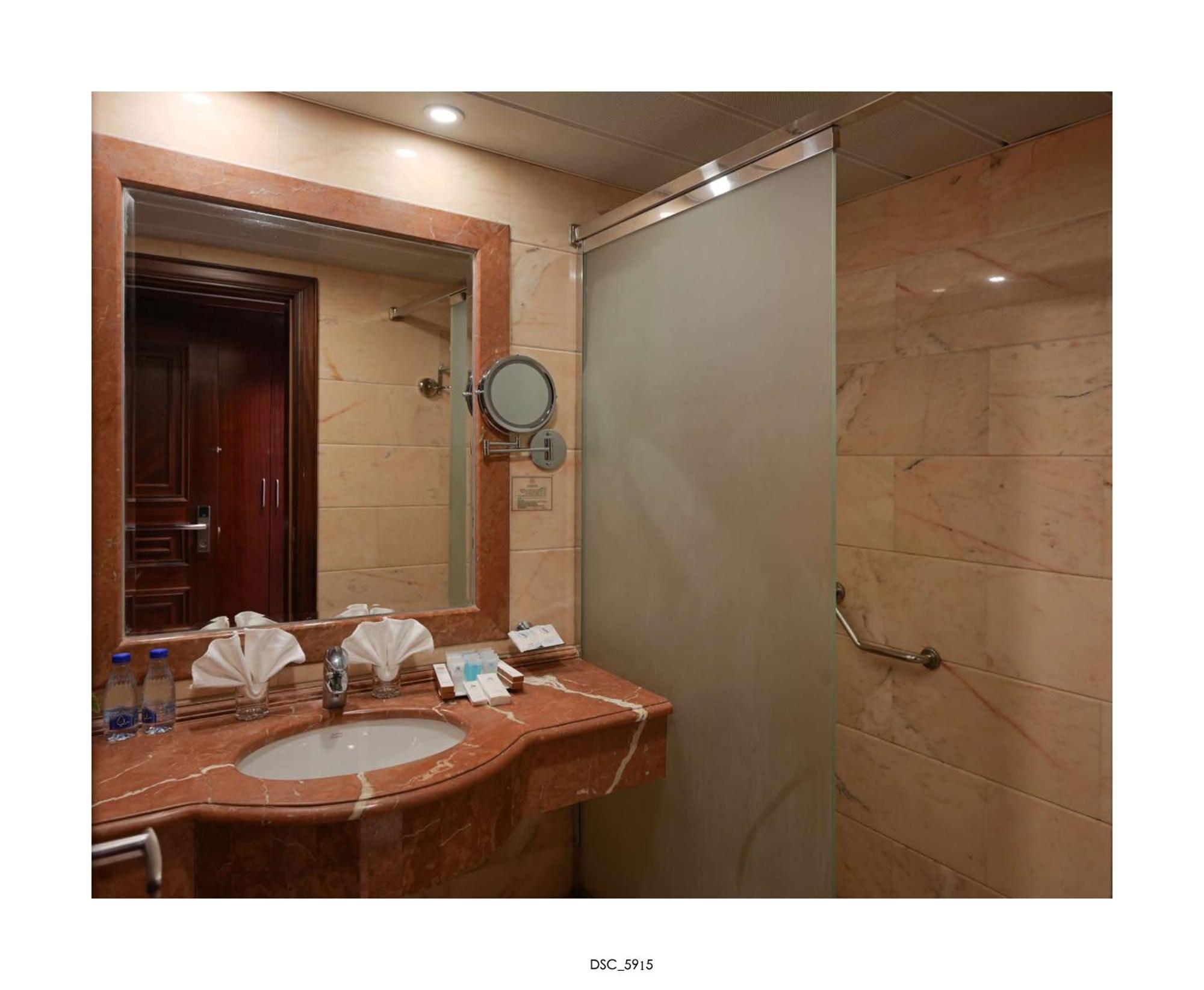 Emaar Royal Hotel Medina Bagian luar foto Bathroom