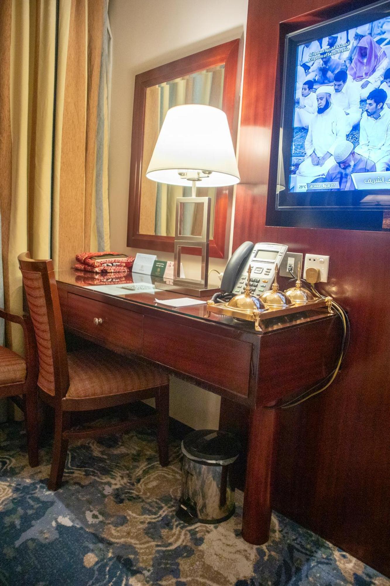 Emaar Royal Hotel Medina Bagian luar foto A hotel room desk