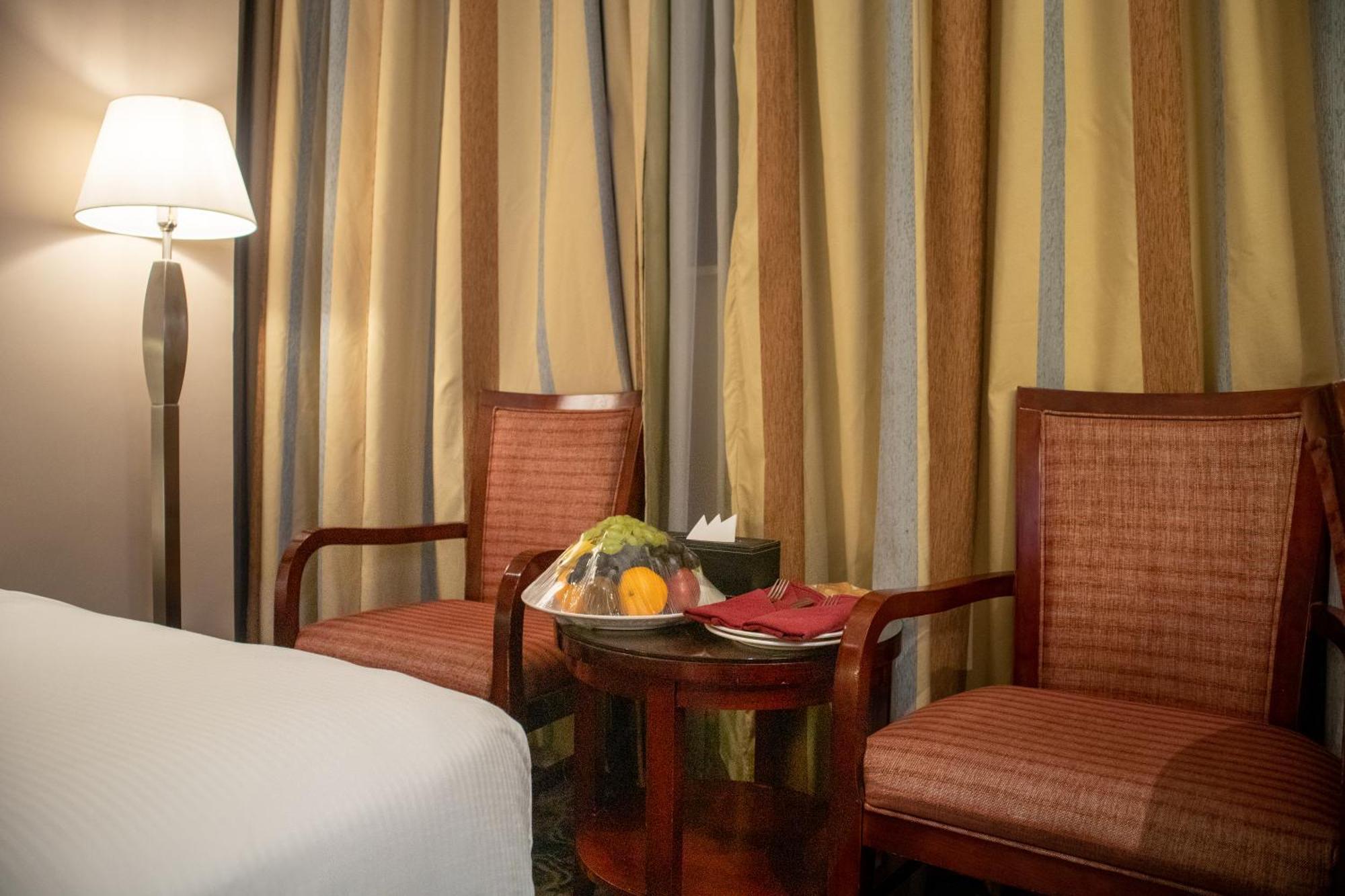 Emaar Royal Hotel Medina Bagian luar foto A room at the hotel
