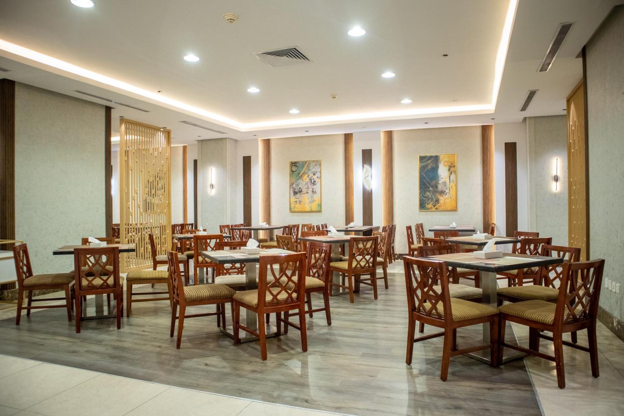 Emaar Royal Hotel Medina Bagian luar foto The dining room at the hospital