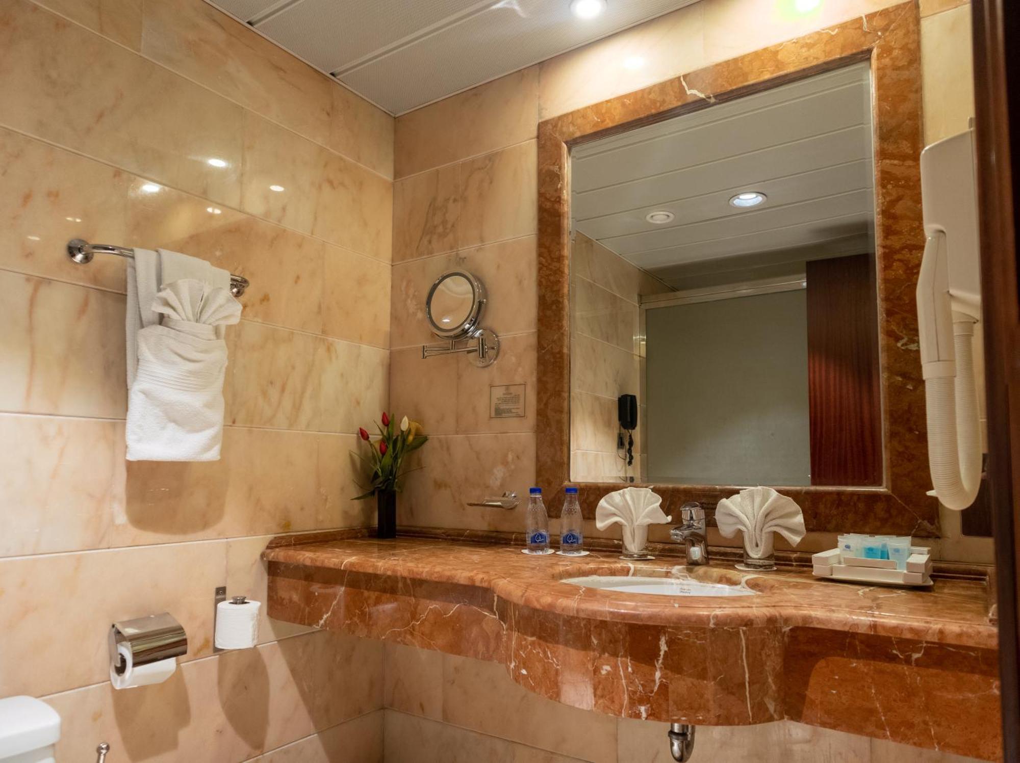 Emaar Royal Hotel Medina Bagian luar foto Bathroom