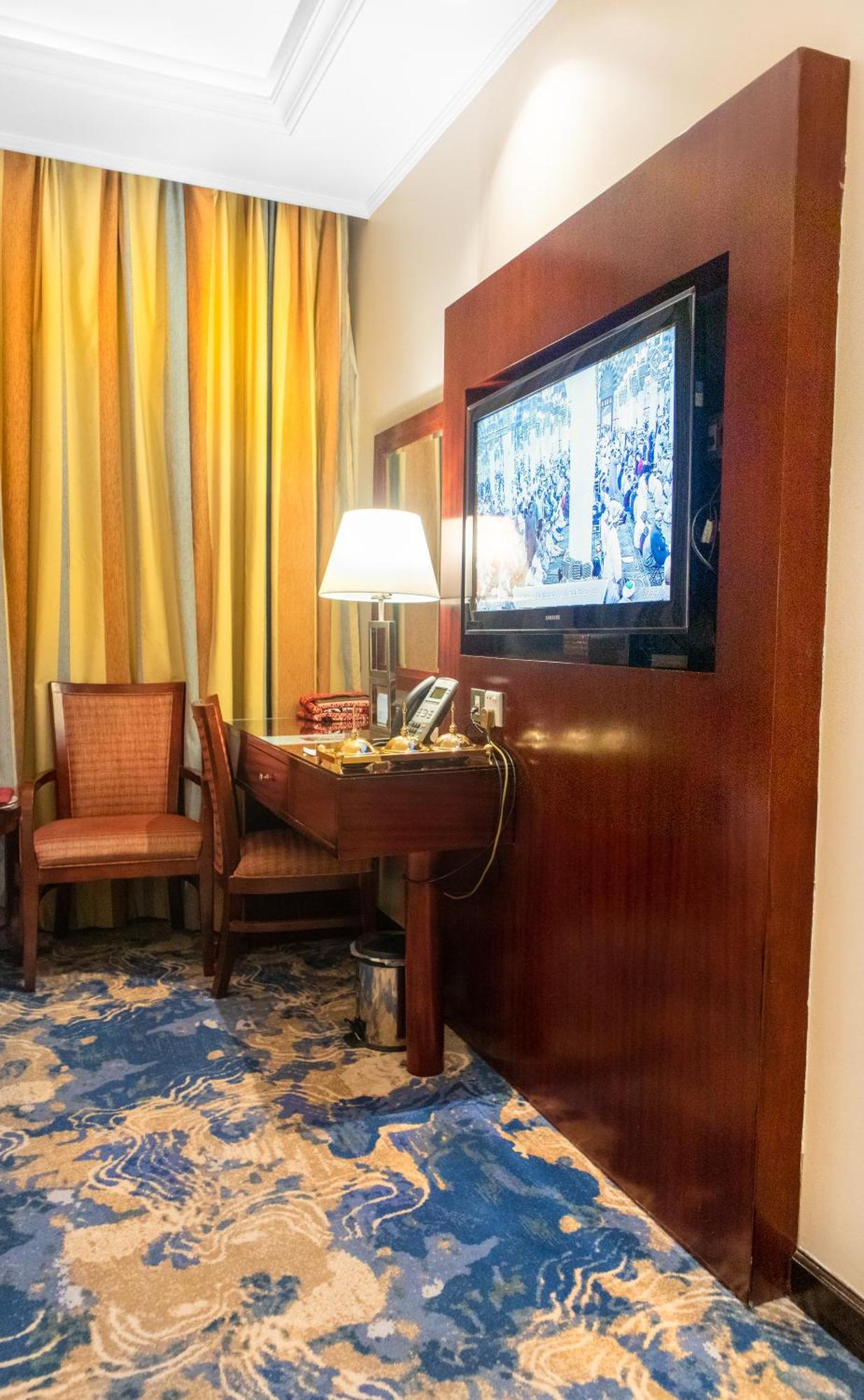 Emaar Royal Hotel Medina Bagian luar foto A room at the hotel