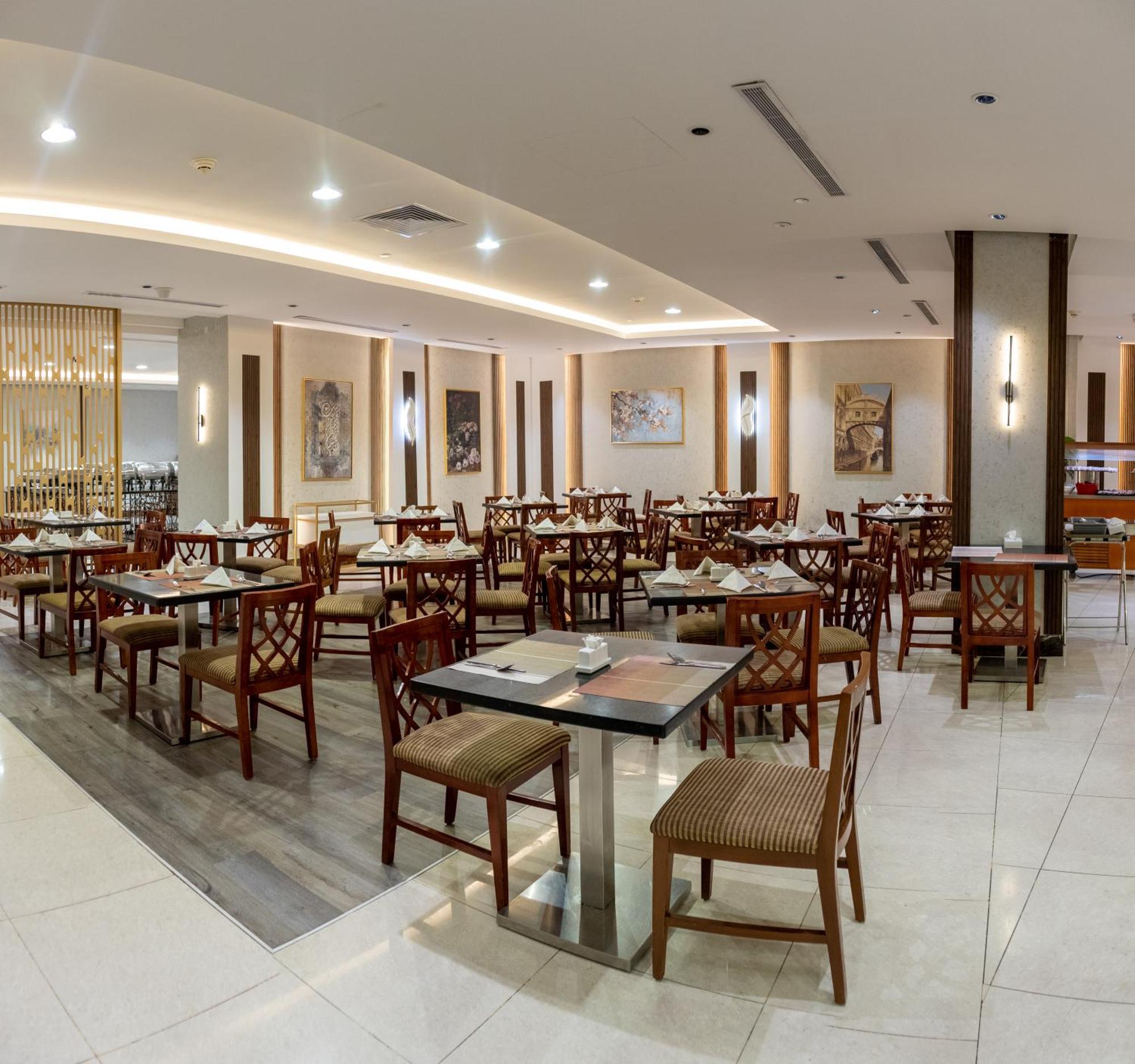 Emaar Royal Hotel Medina Bagian luar foto The restaurant