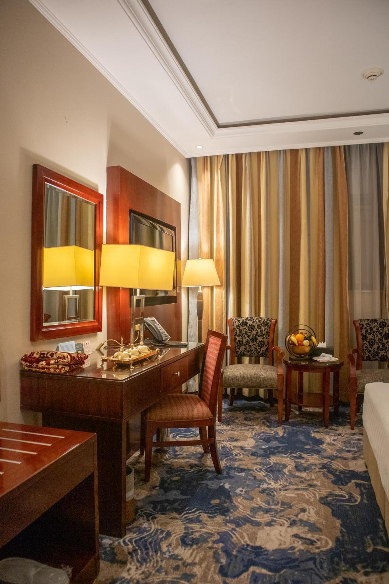 Emaar Royal Hotel Medina Bagian luar foto A room at the hotel