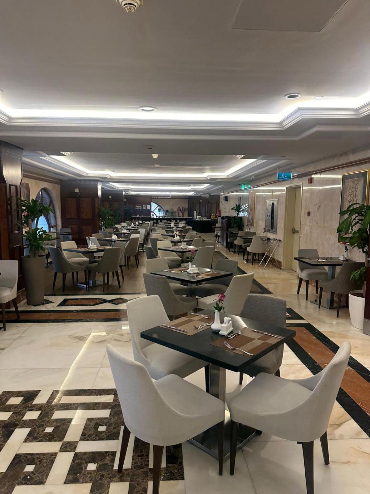 Emaar Royal Hotel Medina Bagian luar foto The lounge at the airport