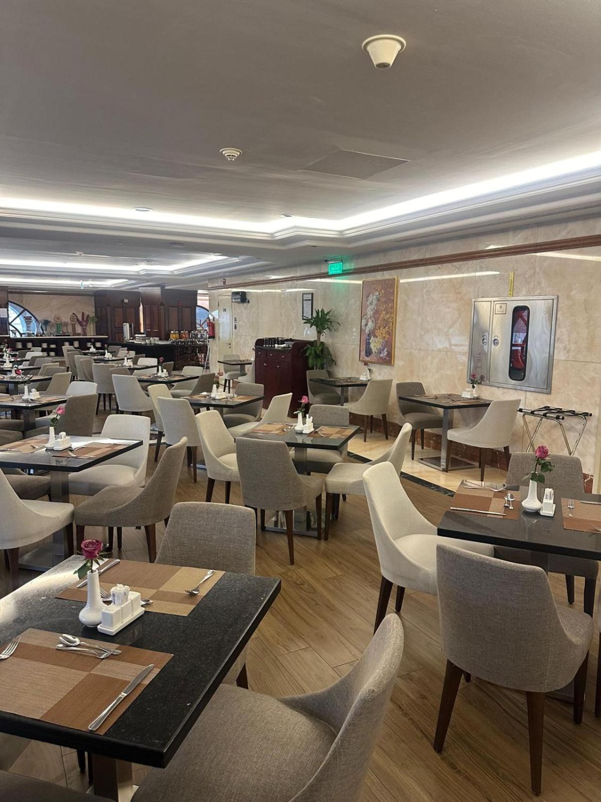 Emaar Royal Hotel Medina Bagian luar foto The lounge at the airport