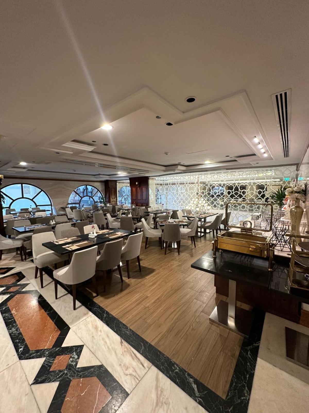 Emaar Royal Hotel Medina Bagian luar foto The interior of the restaurant