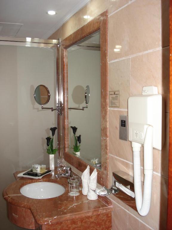 Emaar Royal Hotel Medina Bagian luar foto A humidifier in a hotel bathroom
